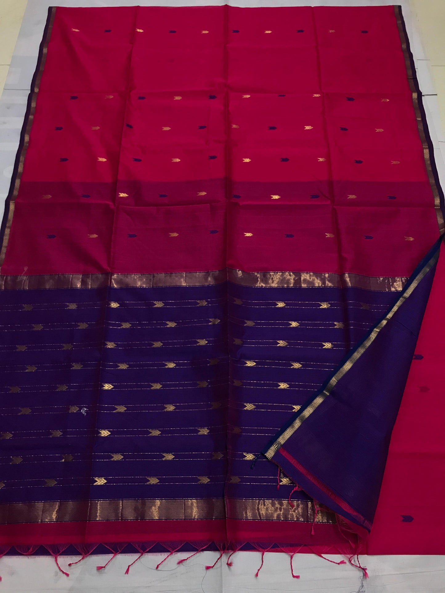 Pinkred shade with blue Maheshwari silk cotton Saree